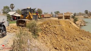 Выравнивание участка у воды, заполнение озера и создание дороги при помощи бульдозера Komatsu.