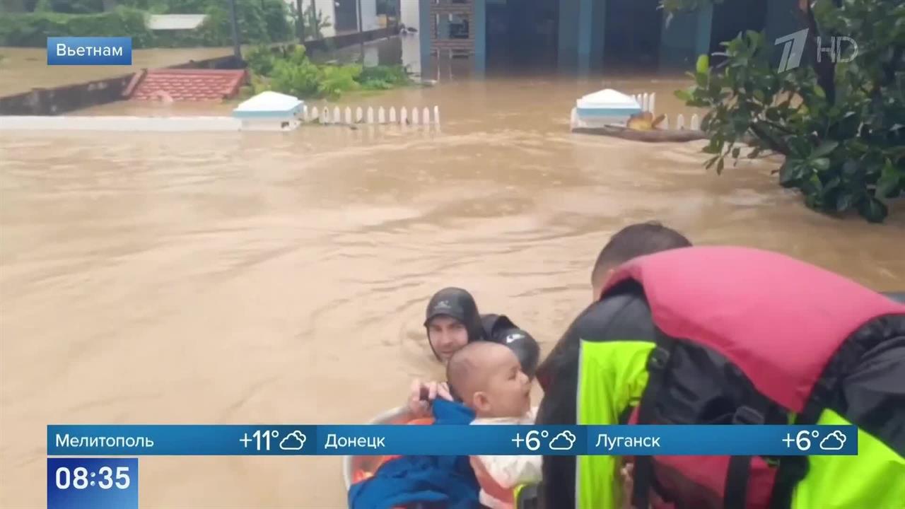Российские яхтсмены спасли ребенка из затопленного дома во Вьетнаме: видео.