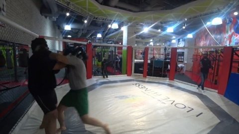 Замес с хейтером в октагоне