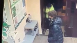 🔫В ЖК «Град Московский» двое подростков напугали консьержа ненастоящим пистолетом и убежали🔫