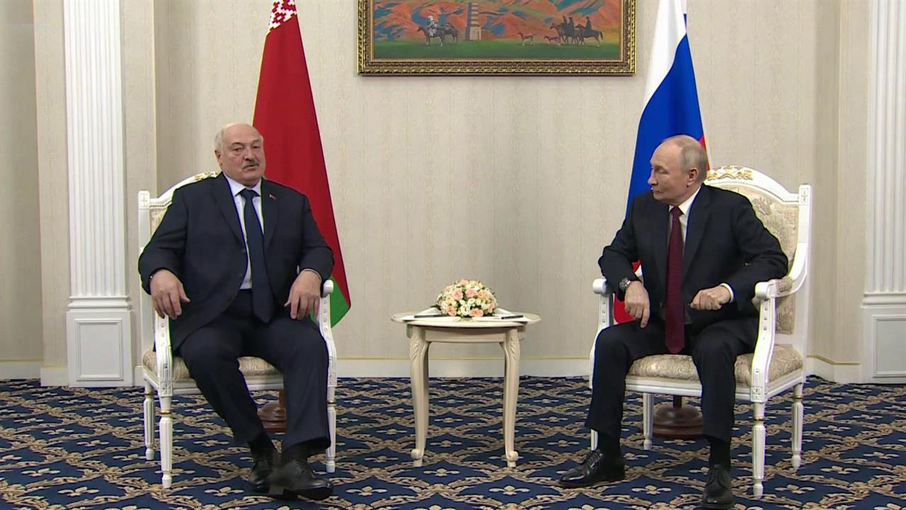 В Бишкеке Владимир Путин встретился с лидером Белоруссии Александром Лукашенко.