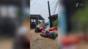 Российские туристы во Вьетнаме бросились на помощь пострадавшим от мощного наводнения.