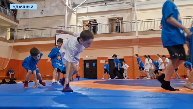 Удачнинцы отработали технику вольной борьбы под руководством чемпионов