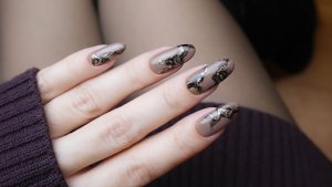 Стильный маникюр с акварельными разводами (обычный лак)