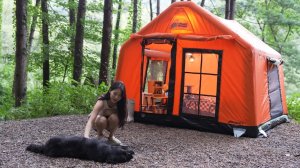 Кемпинг под дождем в новой надувной палатке.