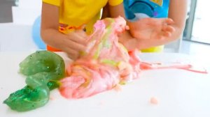 Влад и Никита учатся делать игрушки из кинетического песка