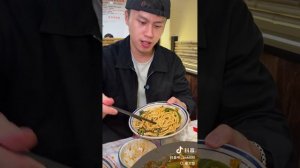 Мукбанг/китайский мукбанг/поедание лапши с морепродуктами