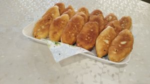 Рецепт пышных пирожков на сковороде с очень вкусной начинкой.