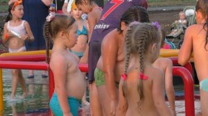 Мальчишки  и девчонки , а также их родители.