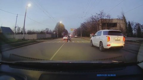 Чуть не сбили школьника возле Северной больницы в Макеевке.
Никогда не бегайте по пешеходным перехо