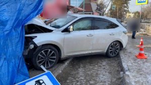 В Приморском крае автомобиль врезался в остановку, водитель пострадал