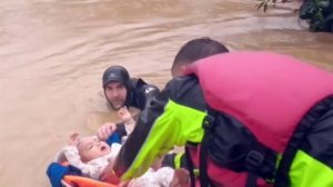 Российские туристы спасли 40 человек во время разрушительного наводнения во Вьетнаме