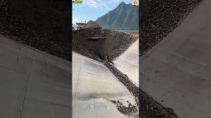 Строительство, разгрузка баржи