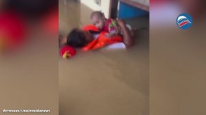 Город под водой на уровне 3 метров, люди выбираются по ЛЭП: жуткие кадры наводнения в Таиланде