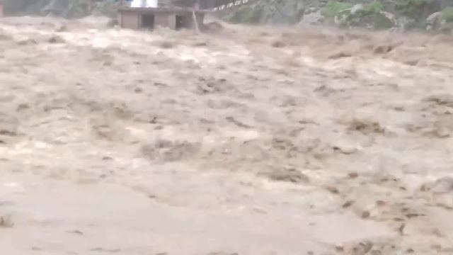 Вода Вышла из-под Контроля! Невероятные Случаи, Снятые на Камеру смотреть онлайн