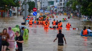 Российские туристы спасли десятки человек во время наводнения во Вьетнаме