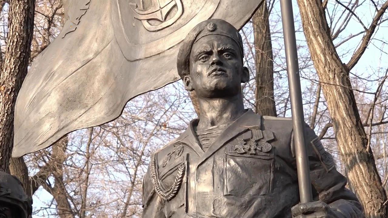 Во Владивостоке ветераны спецоперации открыли новый памятник к 320-летию морской пехоты.
