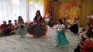 Танцую с девочками из подготовительной группы Цыганочку.