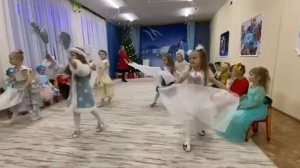 Детский танец на Новогоднем утреннике _Зимушки_. Старшая группа