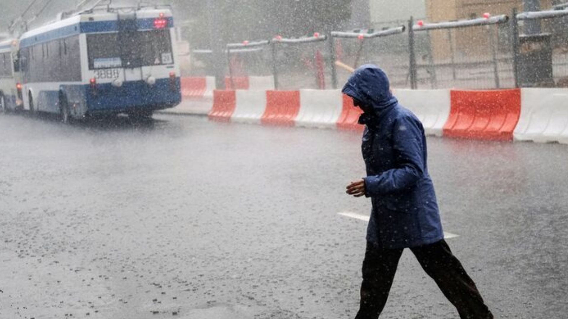 Снег сменяется дождем, дороги покрылись коркой льда.Температурные качели обрушился на Москву