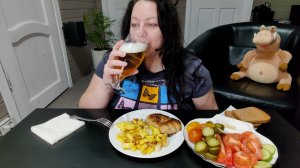 Мукбанг Жареная картошка с куриной котлетой, соленья и пивасик)