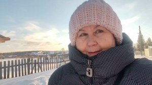 Сибирь, одна работа: снег, дрова, печка. Ёлку нарядили.