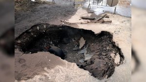 Пенсионер провалился в яму с кипятком в Омске