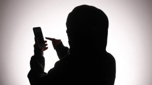Мошенники массово заставляют жертв самим звонить им