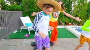 Влад и Никита играют с водными игрушками и хотят пойти в аквапарк