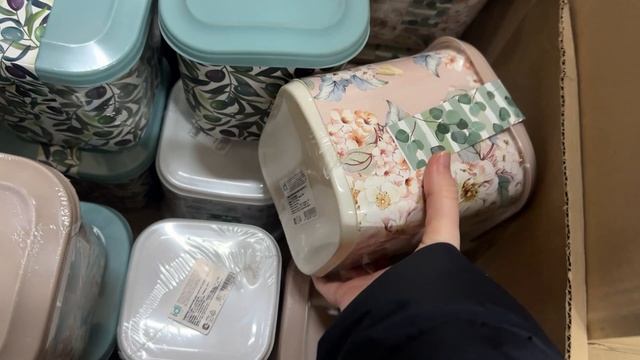 В Светофоре классные завалы посуды! Много новинок для кухни. Красивые тарелки, кружки, кастрюли.