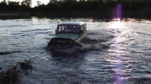 УАЗ штурмует реку! Вездеход в деле!