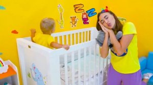 Влад супергерой спасает день с помощью яйца сюрприза с игрушками