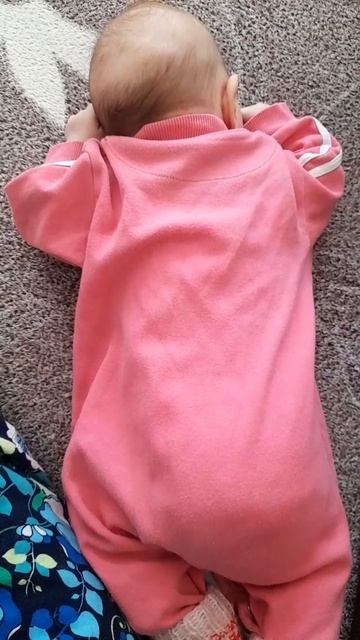 2 месяца, 10 дней. Человечек уснул на животике. (2 октября 2022).mp4