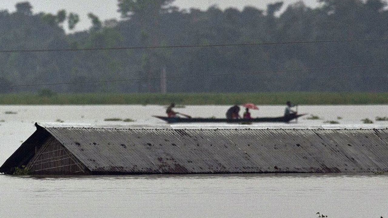 Остров Суматра ушел под воду из-за проливных дождей. Есть погибшие