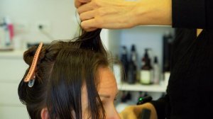 ✂️ АСМР Ученица мастера делает прическу модели.