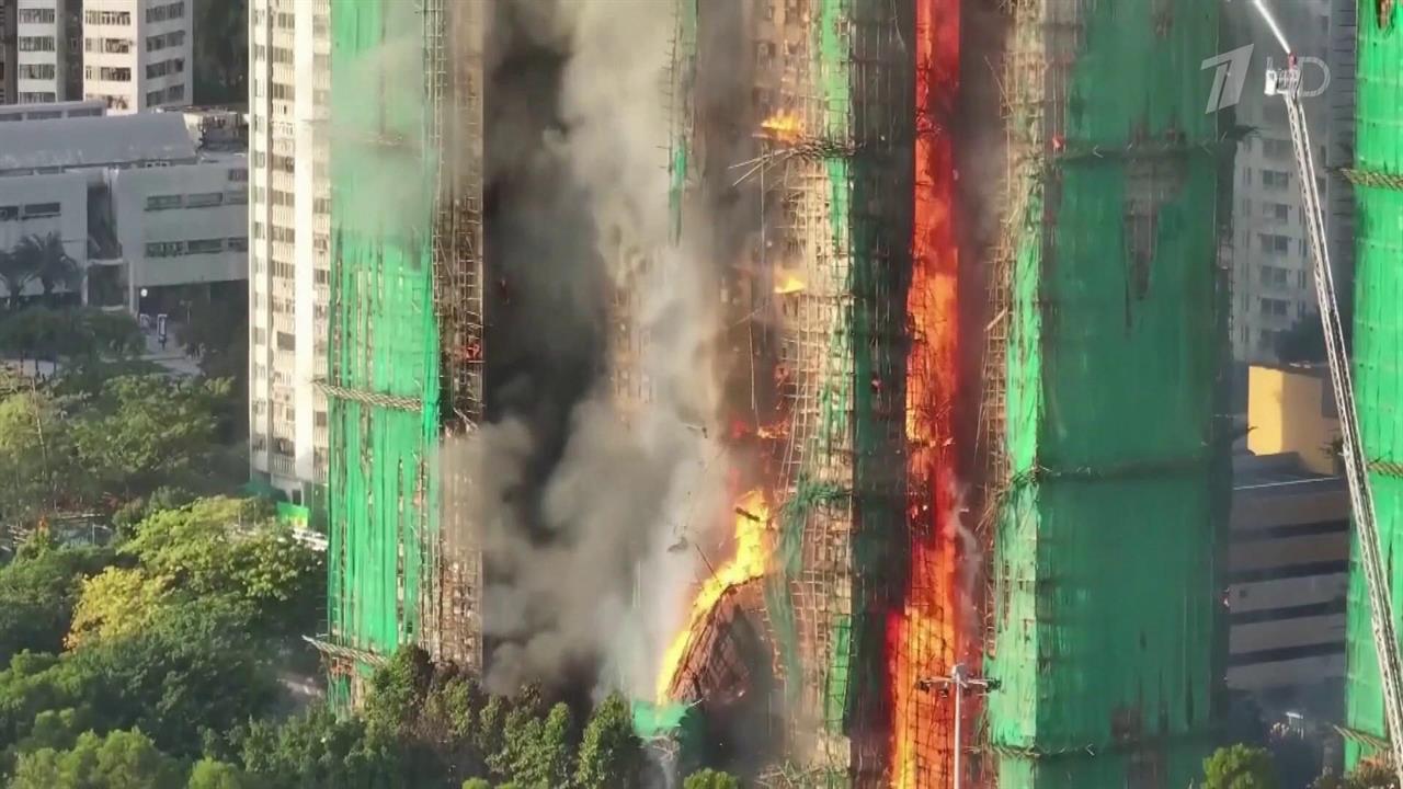 В Гонконге свыше тысячи человек борются с пожаром, охватившим сразу несколько высоток.