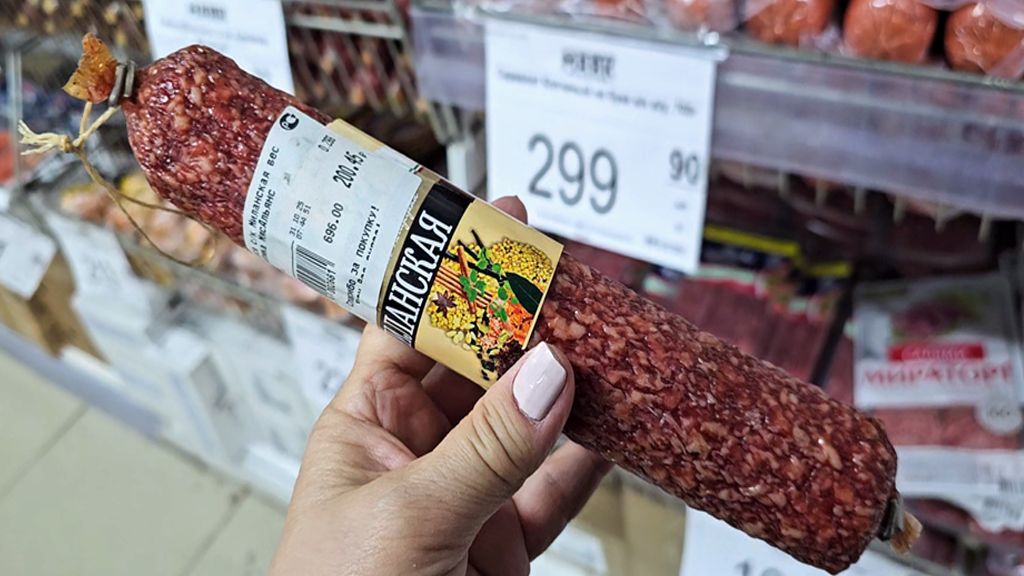 Большой Светофор.Магазин Маяк.Полки ломятся от товара