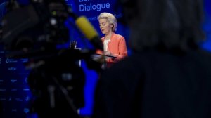 Захарова: искусственный интеллект отказался бы заменить фон дер Ляйен