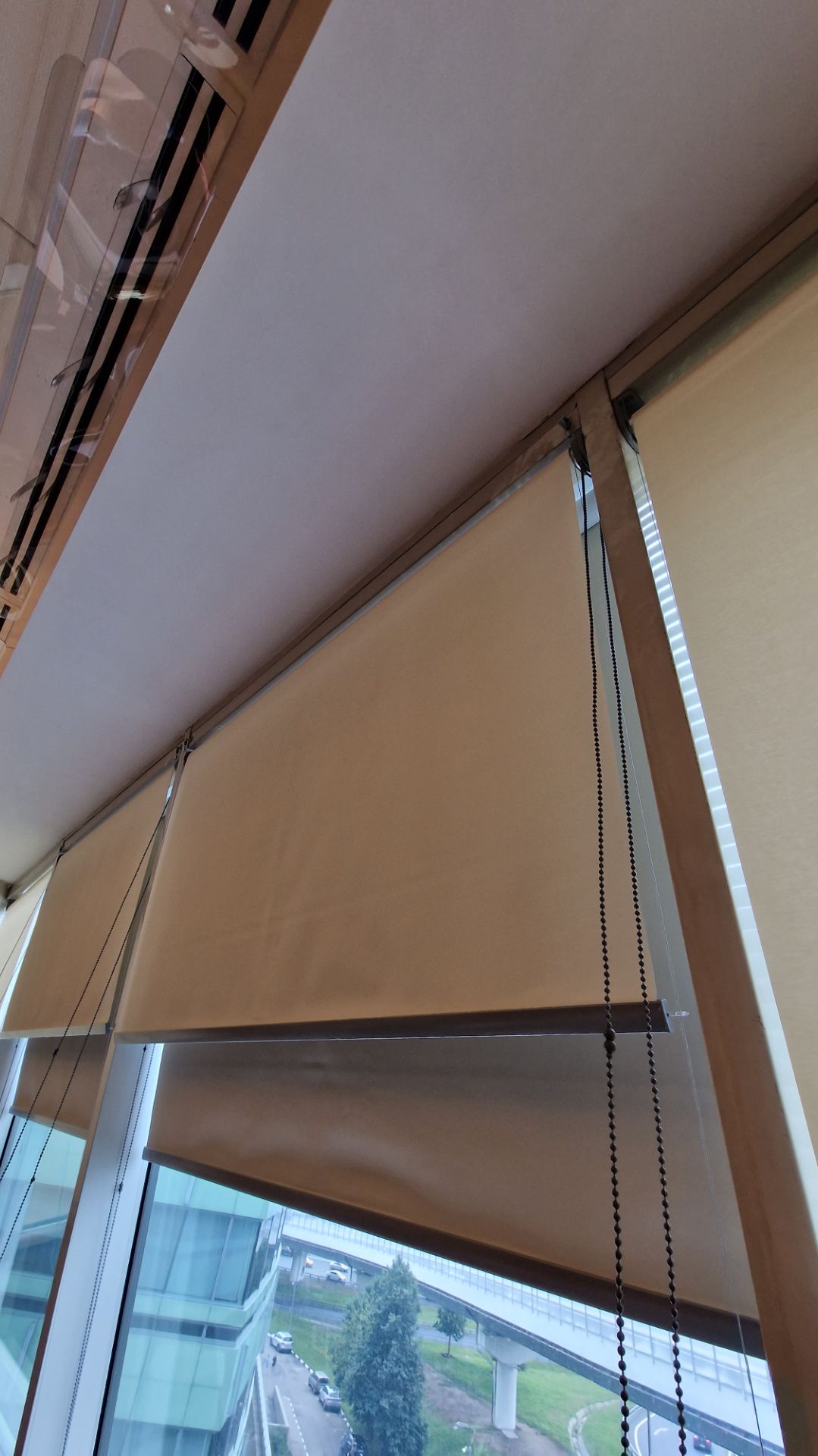 Двойная рулонная штора Дабл. Блэкаут и полузатемняющая ткань на одной системе. Наклонные окна