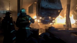 Появились кадры тушения крупного пожара в Иркутске