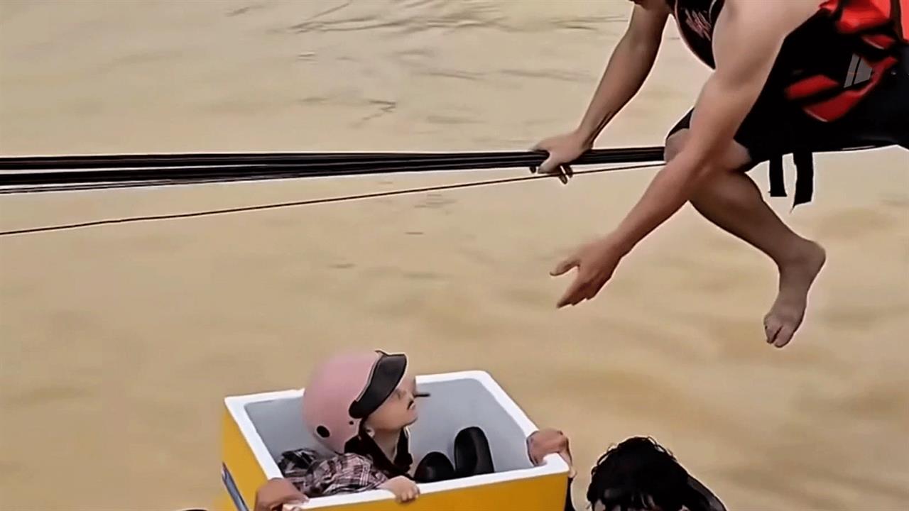 "Параллельно бабульку захватили" - двухметровый россиянин о спасении вьетнамцев после потопа.