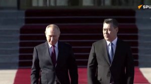 Президент Киргизии встречает Владимира Путина, 26 ноября 2025 года