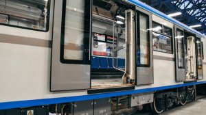 Новый поезд «Балтиец-2» готовят к отправке в депо метро Петербурга