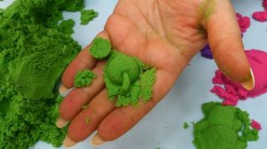 Кукла Эмили лепит из пластилина плей до розового пингвина и зеленую собачку!