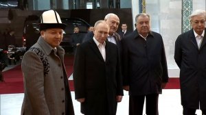 Путин решил сыграть на комузе во время культурной программы в Бишкеке: видео