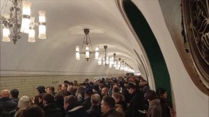 В настоящее время в Москве на станции метро ВДНХ(Калужско-Рижская линия) сбой в движении поездов