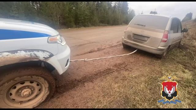 В Удмуртии сотрудники Госавтоинспекции помогли водителю, машина которого увязла в грязи на обочине