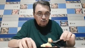 Лёгкий ужин. Как любят некоторые обгладывать кости!