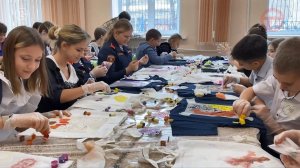 🎨 В Уссурийске прошёл творческий мастер-класс по росписи по ткани для детей участников СВО