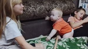 держит нас в "ежовых" рукавицах